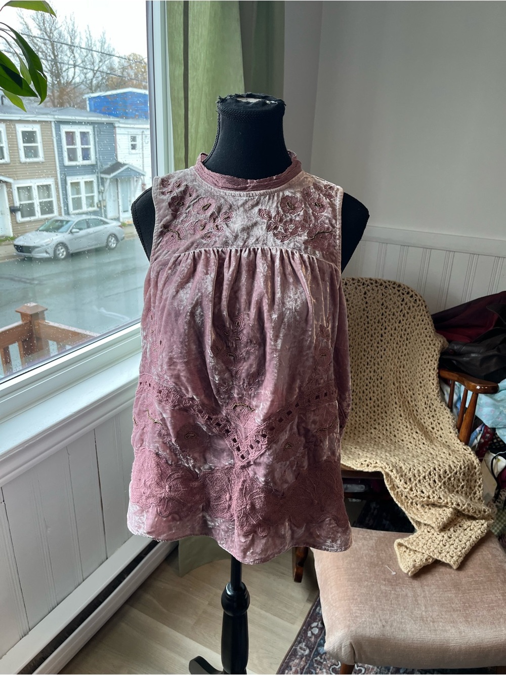Women’s Velvet Beaded Sleeveless Dusty Rose Top with Lace Edging- Size Medium